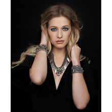 Charger l'image dans la galerie, MUSE Necklace on model by ESTRELA
